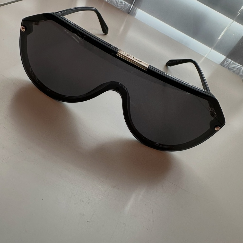 ✨ NWT Quay Australia Showbiz Sunglasses 😎 Shiny Black